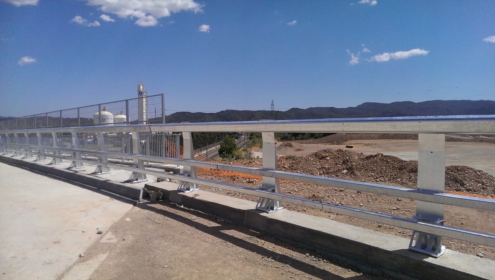 Parapet with mesh screen above a railway